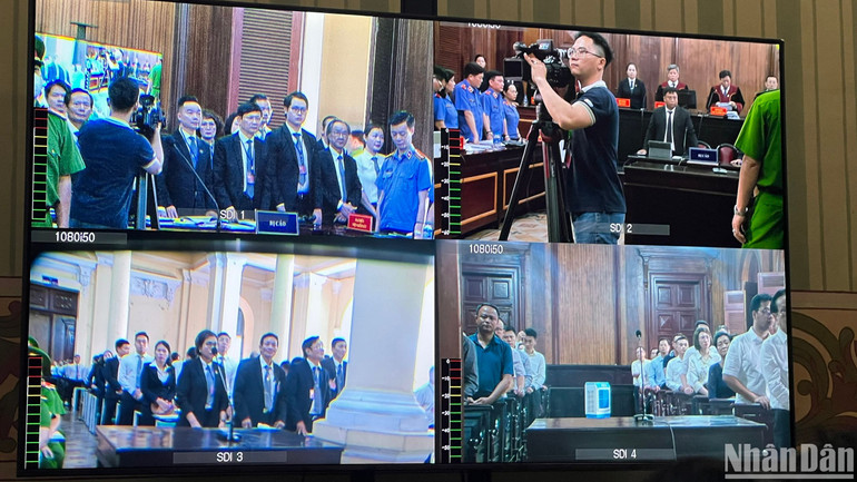 Hình ảnh xét xử được truyền qua màn hình để mọi người theo dõi tại tòa.