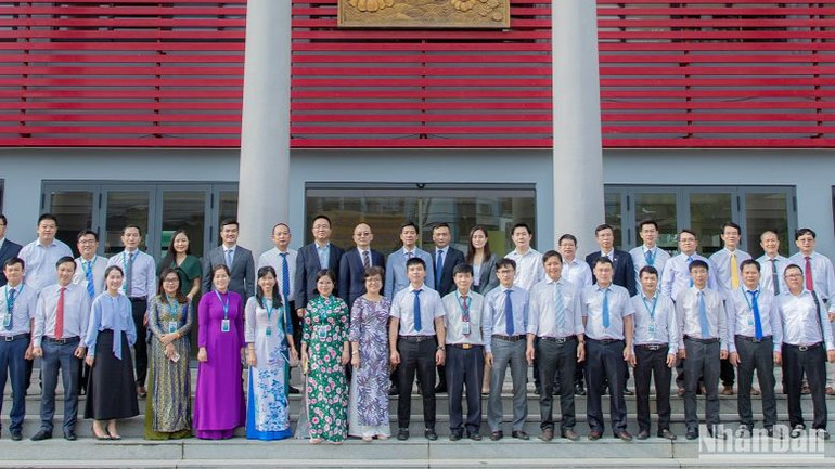 Các đại biểu chụp hình lưu niệm tại Trường đại học Giao thông vận tải Thành phố Hồ Chí Minh