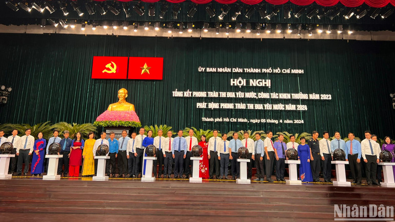 Các đơn vị, sở ngành của thành phố đăng ký thi đua năm 2024.