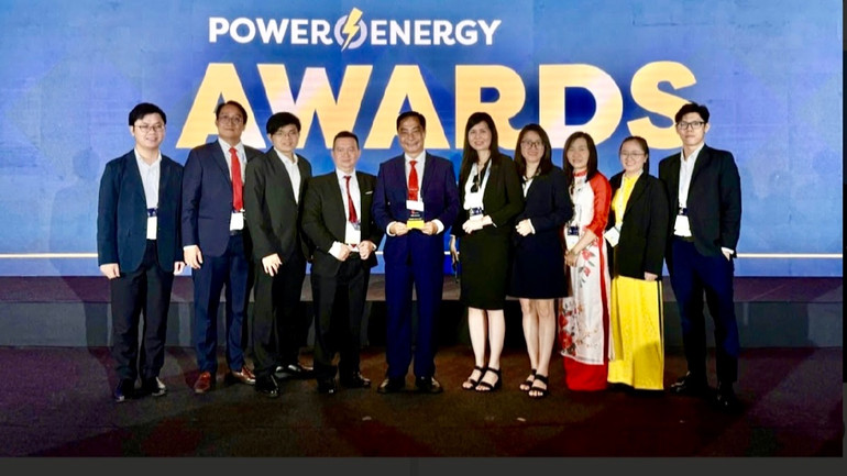 Đại diện lãnh đạo EVNHCMC và cán bộ, kỹ sư tại Hội nghị quốc tế Enlit Asia.