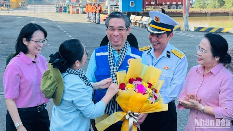 Lãnh đạo, nguyên lãnh đạo Thành phố Hồ Chí Minh tặng hoa chúc mừng các đại biểu trước giờ lên đường.