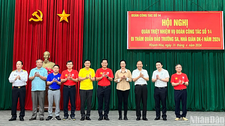 Các đơn vị tổ chức quán triệt nhiệm vụ trước khi lên đường ra quần đảo Trường Sa. Các đơn vị tổ chức quán triệt nhiệm vụ trước khi lên đường ra quần đảo Trường Sa.