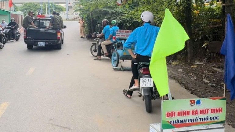 Đoàn viên, thanh niên thành phố Thủ Đức tổ chức hút định các tuyến đường cửa ngõ.