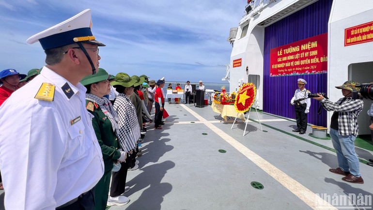Đoàn công tác tổ chức tưởng niệm các anh hùng liệt sĩ hy sinh vì sự nghiệp bảo vệ chủ quyền biển, đảo Việt Nam. Đoàn công tác tổ chức tưởng niệm các anh hùng liệt sĩ hy sinh vì sự nghiệp bảo vệ chủ quyền biển, đảo Việt Nam.