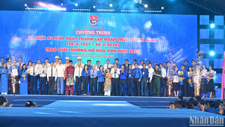 Các lãnh đạo thành phố và các đơn vị chụp hình lưu niệm tại chương trình