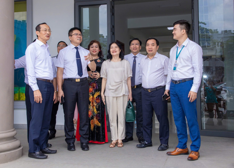 Đại diện trường Đại học giao thông vận tải Thành phố Hồ Chí Minh giới thiệu cơ sở vật chất của đơn vị.