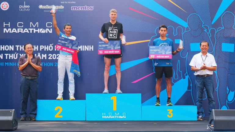 Top 3 các vận động viên nam đạt thành tích tốt nhất cự ly 42 km.