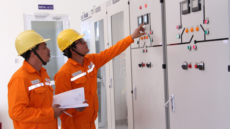 Kỹ sư điện kiểm tra thiết bị nhằm bảo đảm công tác cấp điện trước trong và sau Lễ 2/9.