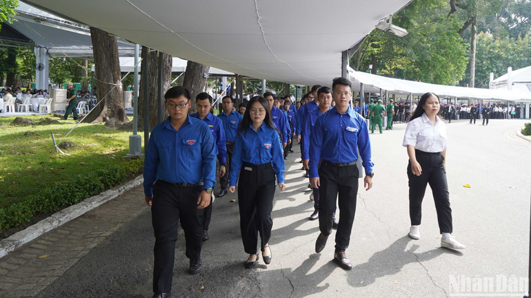 Tuổi trẻ các đơn vị đến viếng Tổng Bí thư Nguyễn Phú Trọng. (Ảnh: THẾ ANH)