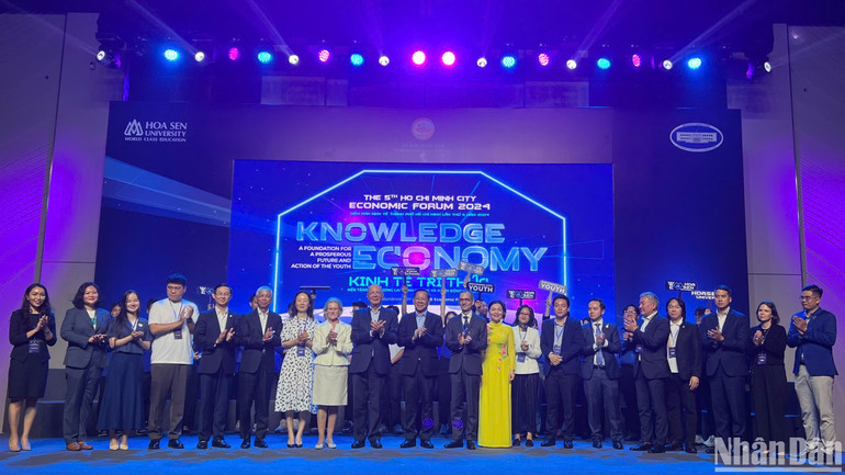 Lãnh đạo Thành phố Hồ Chí Minh chụp hình lưu niệm cùng diễn giả và đại biểu dự chương trình. Lãnh đạo Thành phố Hồ Chí Minh chụp hình lưu niệm cùng diễn giả và đại biểu dự chương trình.