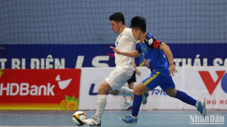 Các cầu thủ Sahako (áo xanh) đã có chiến thắng trước Thái Sơn Bắc ở vòng thi đấu 12.