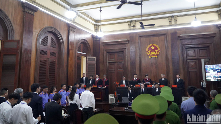 Hội đồng xét xử đọc các quyết định tại phiên tòa. (Ảnh: THẾ ANH)