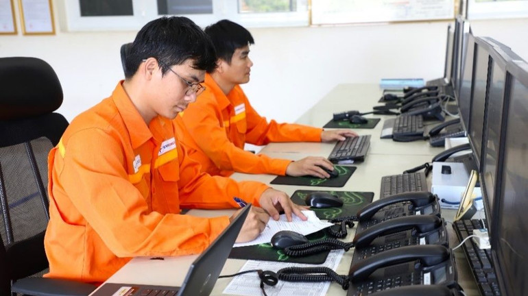 Vận hành viên Nhà máy Srêpốk 3 (Công ty Thủy điện Buôn Kuốp) trực vận hành sản xuất điện