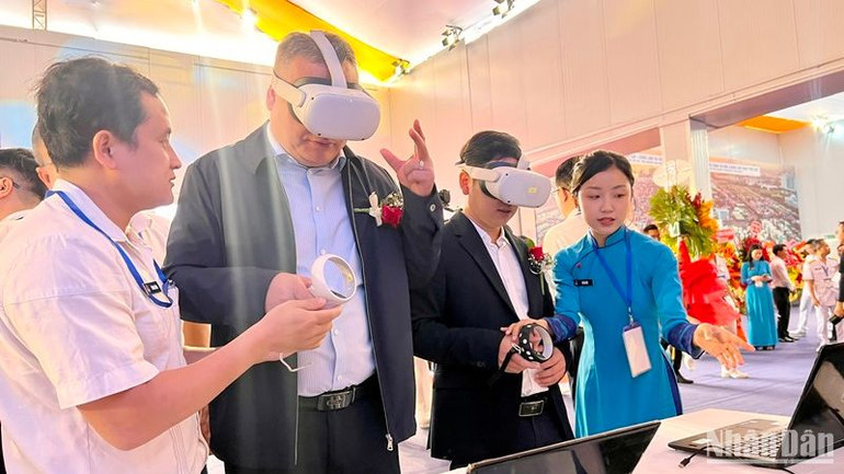 Các đại biểu trải nghiệm các công nghệ hiện đại của Tổng công ty Tân Cảng Sài Gòn.