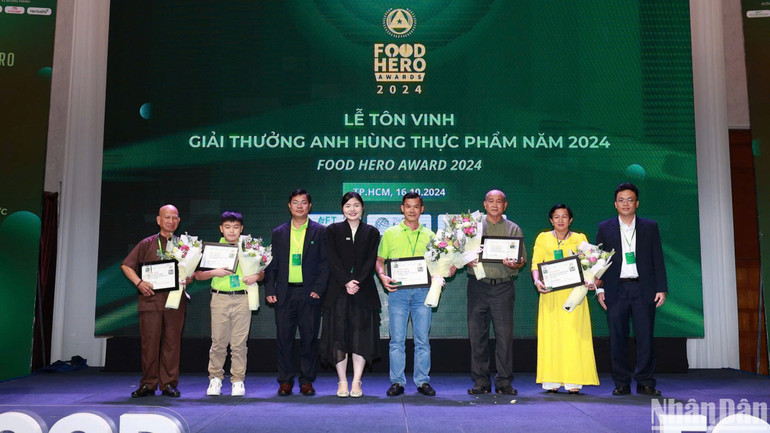 Các cá nhân có nhiều đóng góp cho cộng đồng trong lĩnh vực thực phẩm tại lễ tôn vinh. Các cá nhân có nhiều đóng góp cho cộng đồng trong lĩnh vực thực phẩm tại lễ tôn vinh.