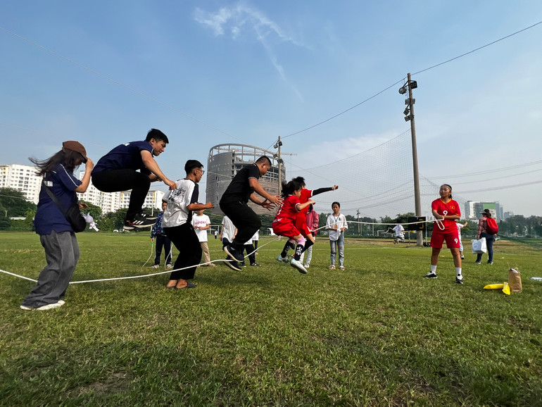 Huỳnh Như tham gia trò chơi nhảy dây cùng các em nhỏ tại chương trình.