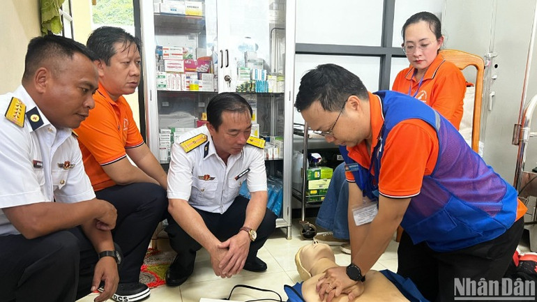 Đội ngũ bác sĩ các bệnh viện Thành phố Hồ Chí Minh chuyển giao, hướng dẫn các quân y trên đảo các tình huống sơ cấp cứu phổ biến.