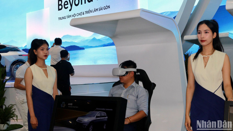 Khách tham quan trải nghiệm công nghệ tại triển lãm.