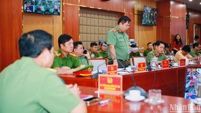 Đại diện Ban Thanh niên Công an thành phố phát biểu tại chương trình. Đại diện Ban Thanh niên Công an thành phố phát biểu tại chương trình.