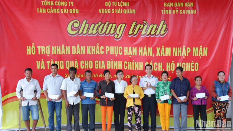 Các đơn vị trao hỗ trợ người dân có hoàn cảnh khó khăn trên địa bàn các huyện.