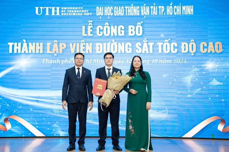 Đảng ủy, Ban Giám hiệu Đại học Giao thông vận tải Thành phố Hồ Chí Minh trao quyết định, tặng hoa chúc mừng Viện trưởng Viện Đường sắt tốc độ cao.