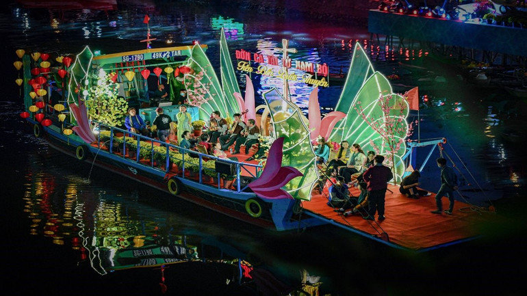 Nhiều chương trình nghệ thuật đặc sắc được biểu diễn trên thuyền. (Ảnh: Ban tổ chức cung cấp)
