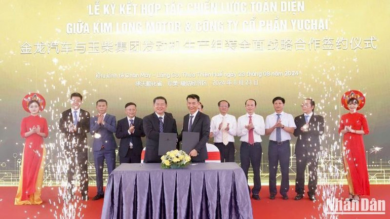 Đại diện hai đơn vị tham gia ký kết hợp tác chiến lược trong sản xuất, lắp ráp ô-tô