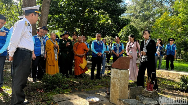 Các đại biểu tổ chức dâng hương, dâng hoa, thắp hương tri ân các anh hùng liệt sĩ hi sinh tại Côn Đảo.