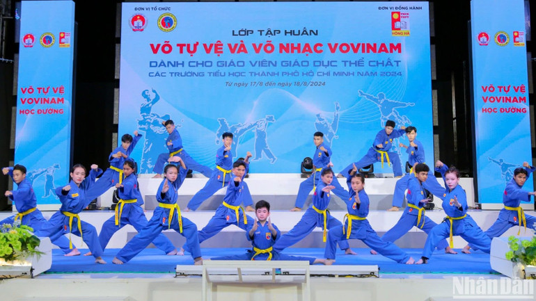 Các võ sinh biểu diễn Vovinam tại chương trình tập huấn.