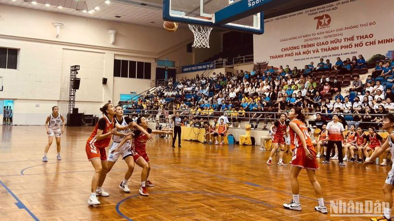 Tuổi trẻ hai thành phố giao lưu môn bóng rổ. (Ảnh: VŨ NGÂN)