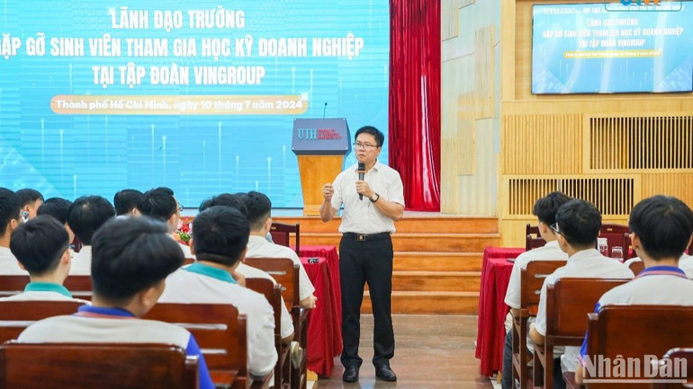 PGS, TS Nguyễn Xuân Phương, Hiệu trưởng nhà trường trao đổi cùng các sinh viên trước giờ tham gia học kỳ doanh nghiệp.