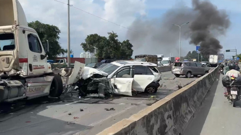 Vụ tai nạn liên hoàn làm nhiều phương tiện hư hại nặng. Vụ tai nạn liên hoàn làm nhiều phương tiện hư hại nặng.