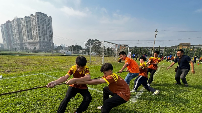 Môn kéo co thu hút nhiều bạn nhỏ tham gia.