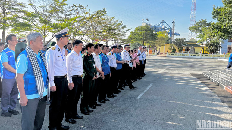 Các đại biểu dâng hương, dâng hoa trước tượng đài các Anh hùng liệt sĩ Đoàn tàu Không số Lữ đoàn 125.