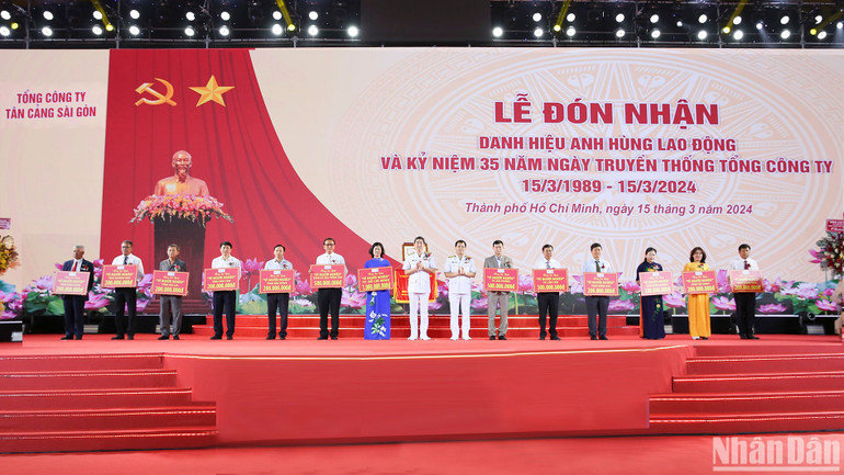 Lãnh đạo Tổng công ty Tân Cảng Sài Gòn trao biểu trưng ủng hộ Quỹ Vì người nghèo cho các địa phương.