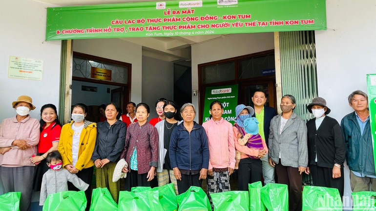 Các đơn vị trao quà cho các gia đình khó khăn nhân lễ ra mắt mô hình.