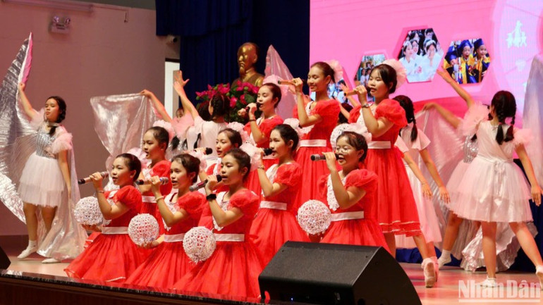 Các em học sinh biểu diễn văn nghệ trong buổi sơ kết mô hình “Trường học hạnh phúc và triển khai nhiệm vụ năm học 2024-2025”.