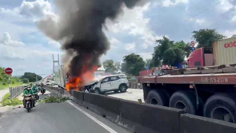 Một phương tiện bốc cháy tại hiện trường. Một phương tiện bốc cháy tại hiện trường.