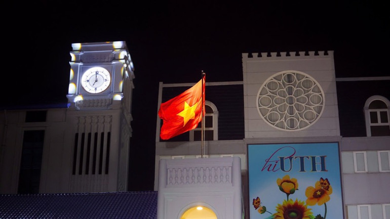 UTH đã ra mắt Tháp đồng hồ UTH, một công trình sẽ trở thành biểu tượng của nhà trường