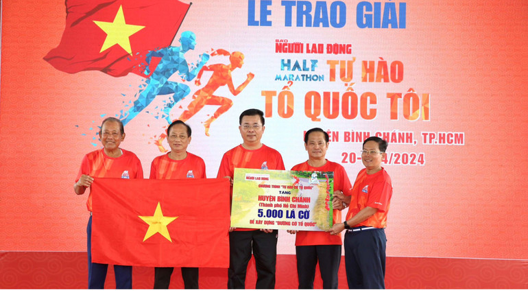 Ban tổ chức giải đấu trao cờ Tổ quốc cho huyện Bình Chánh để thực hiện "Tuyến đường cờ Tổ quốc".