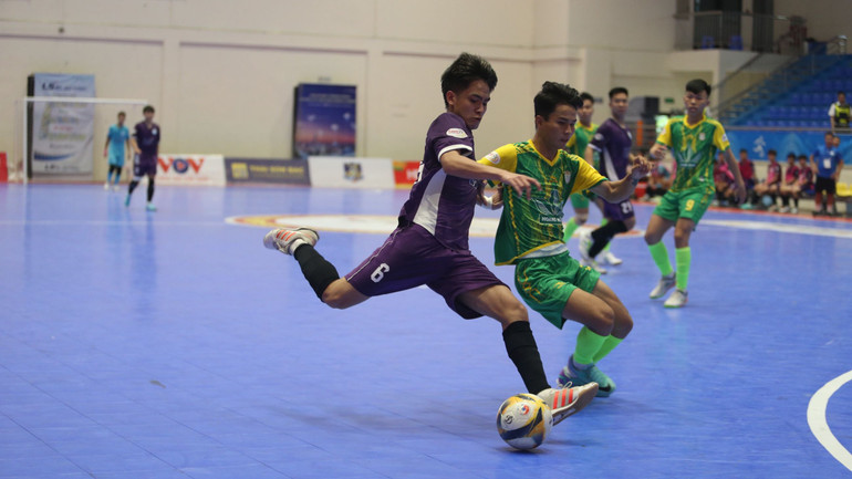 Câu lạc bộ Hà Nội (áo tím) có chiến thắng đậm 4-0 trước Luxury Hạ Long