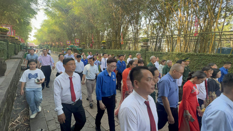 Các tầng lớp nhân dân về dự Lễ dâng cúng bánh tét Quốc tổ Hùng Vương và Đức Lễ Thành hầu Nguyễn Hữu Cảnh. Các tầng lớp nhân dân về dự Lễ dâng cúng bánh tét Quốc tổ Hùng Vương và Đức Lễ Thành hầu Nguyễn Hữu Cảnh.