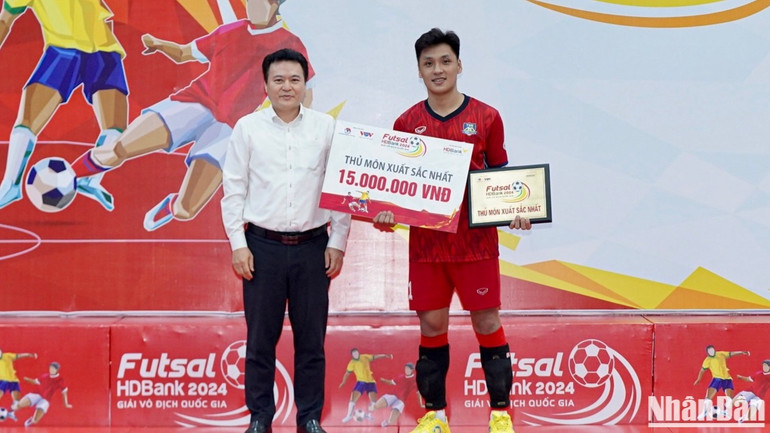 Thủ môn Hồ Văn Ý nhận giải thủ môn xuất sắc nhất giải đấu