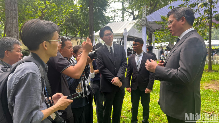 Tổng Lãnh sự Trung Quốc tại Thành phố Hồ Chí Minh Nguỵ Hoa Tường chia sẻ cảm nghĩ với báo chí trước sự ra đi của Tổng Bí thư Nguyễn Phú Trọng. (Ảnh: QUANG QUÝ)