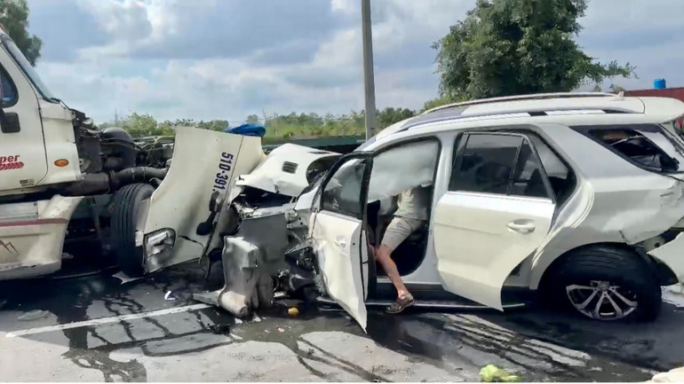 Một xe ô-tô và xe container va chạm đối đầu nhau Một xe ô-tô và xe container va chạm đối đầu nhau