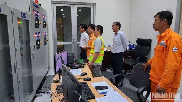 Cán bộ, kỹ sư công ty Điện lực Bà Rịa-Vũng Tàu kiểm tra hệ thống của dự án trong quá trình đóng điện.