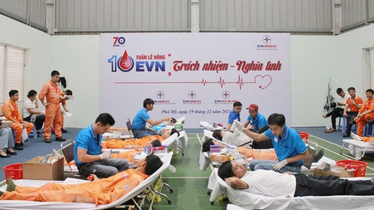Cán bộ, công nhân viên, người lao động EVNGENCO3 tham gia hiến máu nhân đạo.