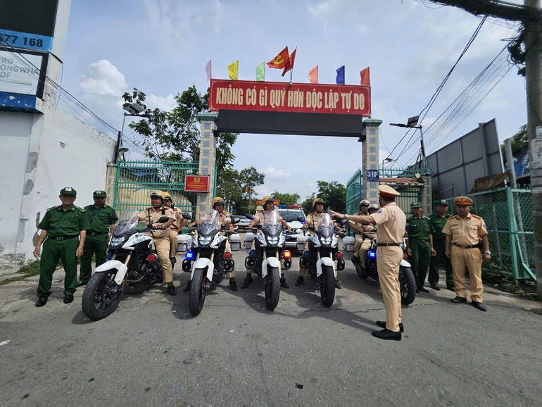 Các cán bộ, chiến sĩ Cảnh sát giao thông đồng loạt ra quân bảo đảm an toàn trật tự giao thông chiều 30/8