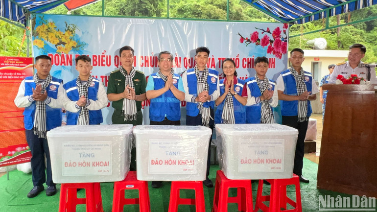 Lãnh đạo Thành phố và các đơn vị tặng quà cho các đơn vị thực hiện nhiệm vụ trên đảo Hòn Khoai.