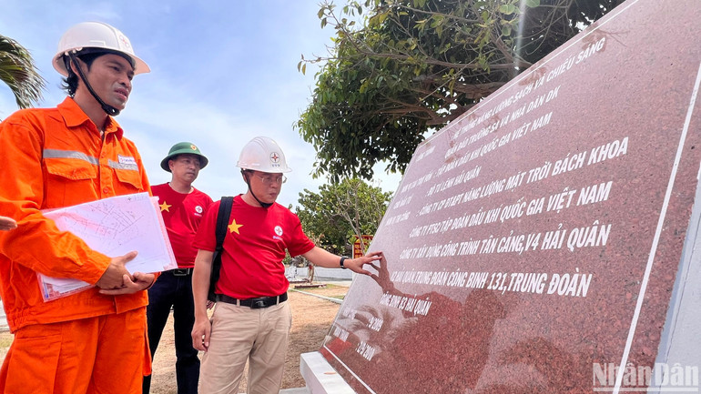 Cán bộ, kỹ sư Tổng công ty Điện lực miền nam khảo sát tình hình cung cấp điện trên đảo Song Tử Tây. Cán bộ, kỹ sư Tổng công ty Điện lực miền nam khảo sát tình hình cung cấp điện trên đảo Song Tử Tây.